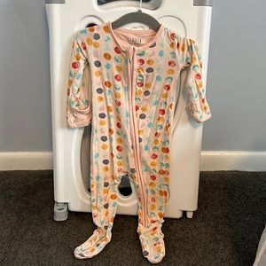 Clover baby and kids Polk-a-dot, one-piece pajama onesie. 3-6 months